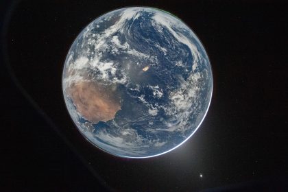 ภาพโลกผ่านหน้าต่างยาน Orion ในภารกิจ Artemis II