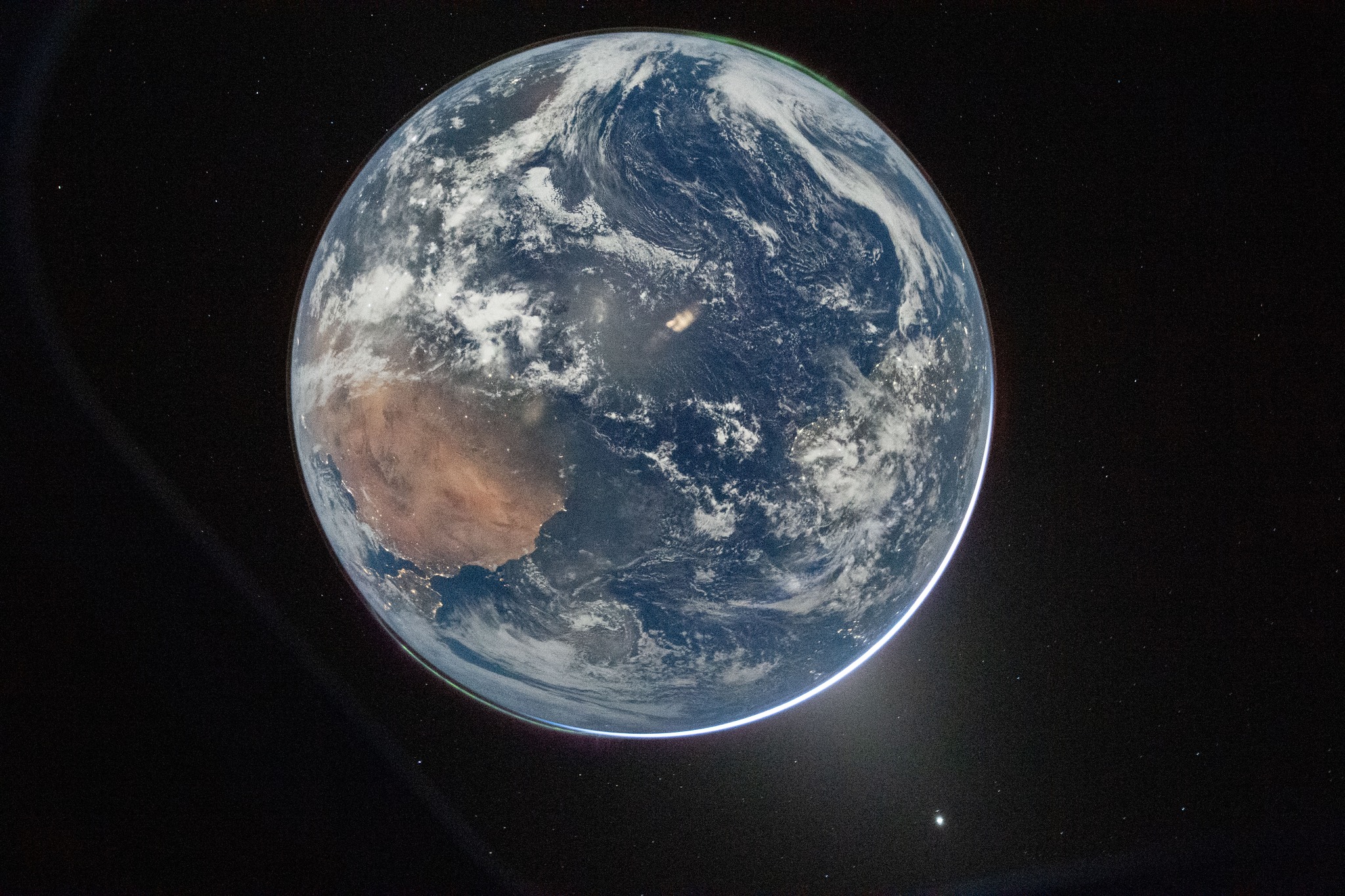 ภาพโลกผ่านหน้าต่างยาน Orion ในภารกิจ Artemis II