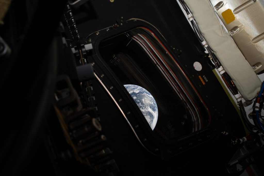 ภาพโลกจากมุมอวกาศ จากหน้าต่าง Orion Capsule